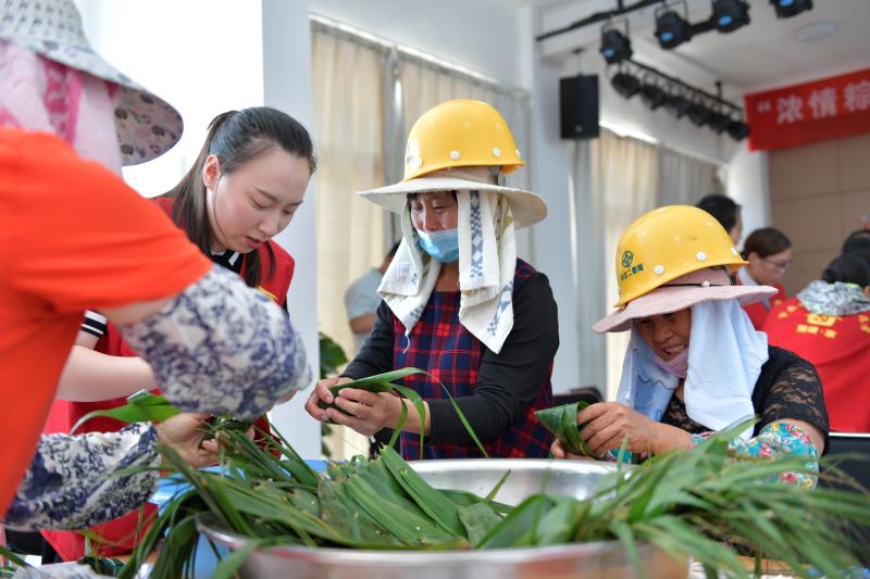&ldquo;浓情粽意，共享温暖&rdquo;包粽子活动.jpg